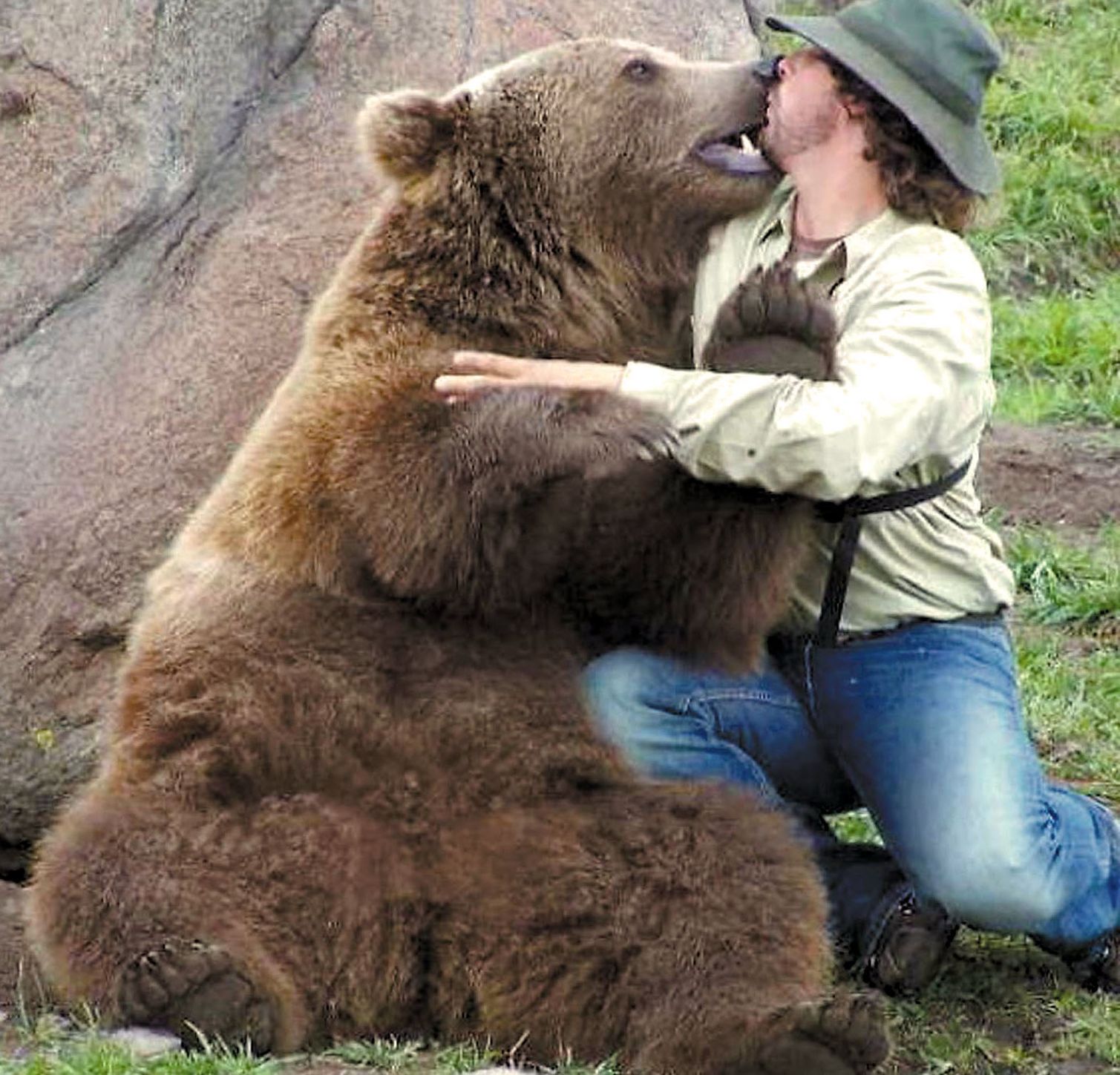 Огромный обнять. Медведи обнимаются. Смешной медведь. Обнимашки с медведем. Ленивый медведь.