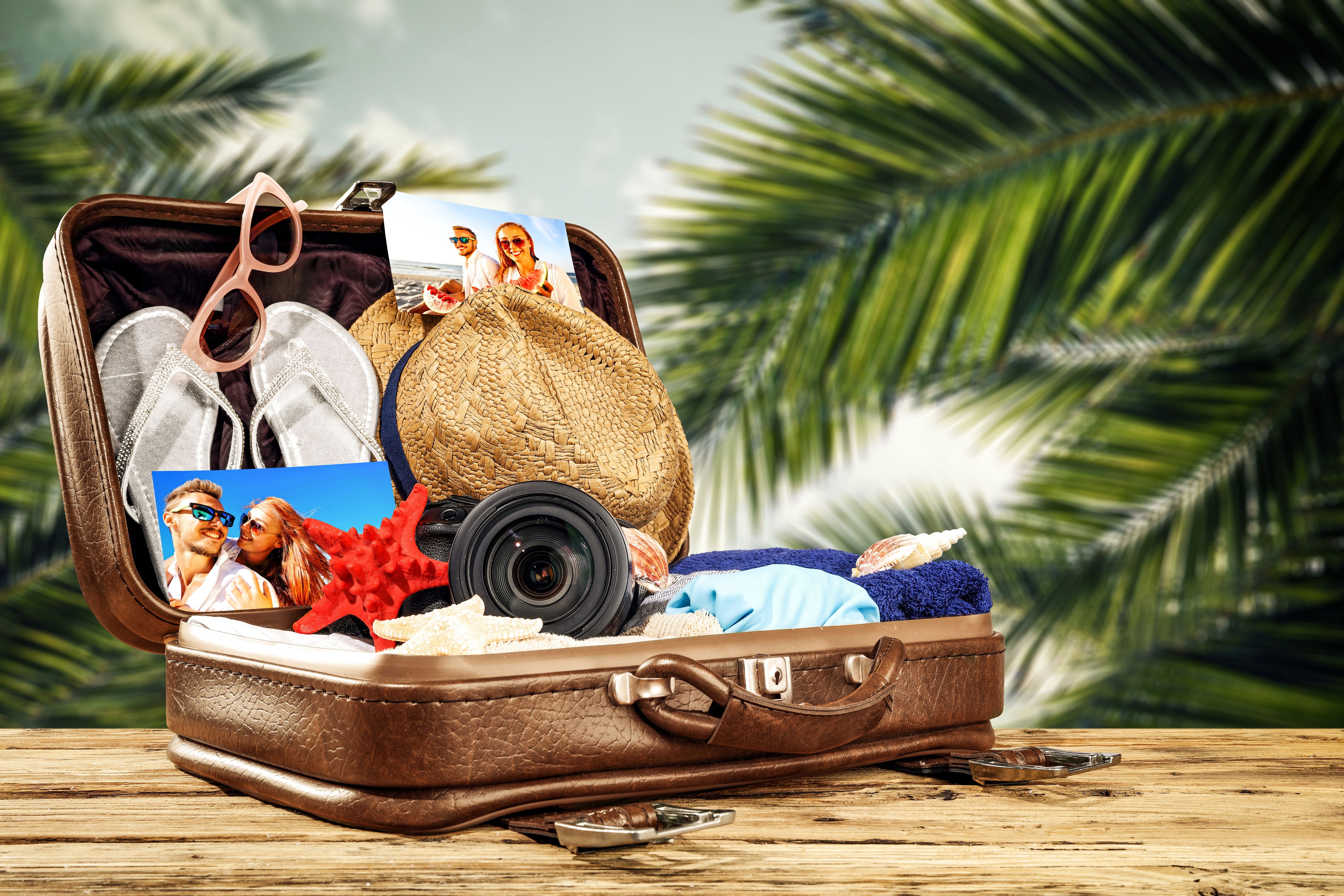 Путешествие. Чемодан на море. Туризм и путешествия. Отпуск чемодан. Чемодан на пляже.