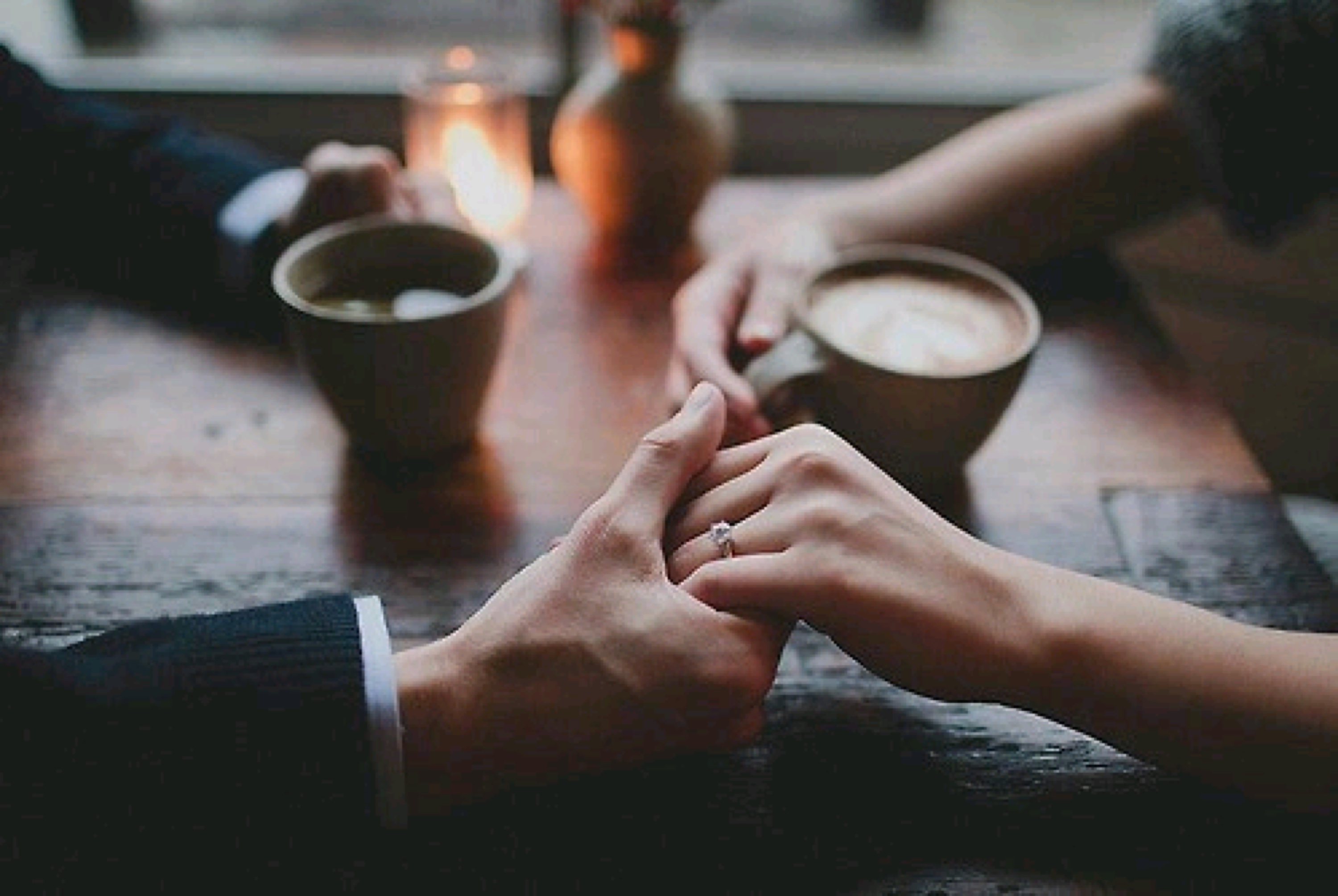 Утро начинается с любимыми. Руки влюбленных. Мужская рука с кофе. Мужская рука. Кофе в руках.