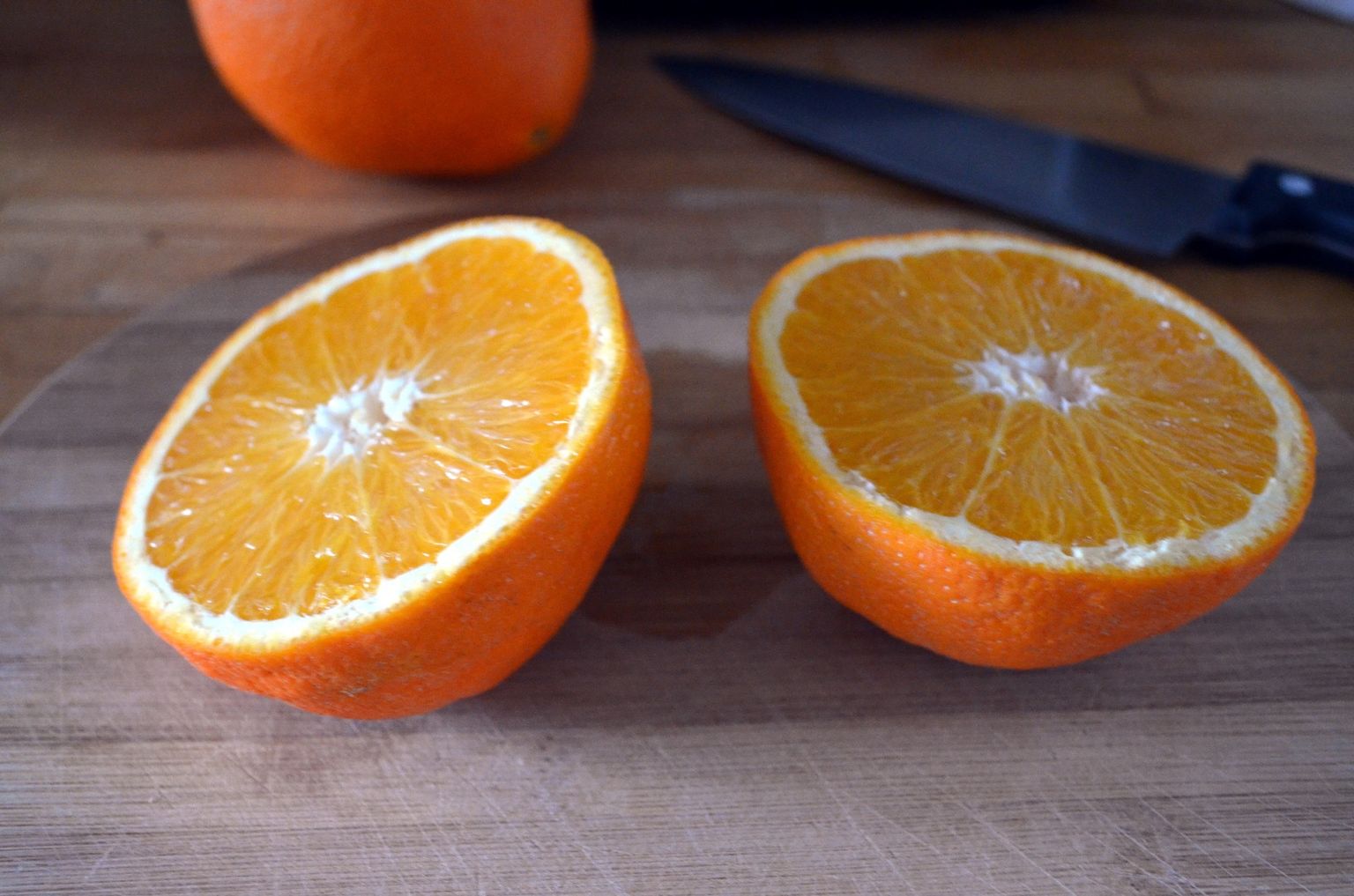 Употребление апельсинов. Апельсин. Апельсин картинка. Разрезанный апельсин. Апельсины на столе.