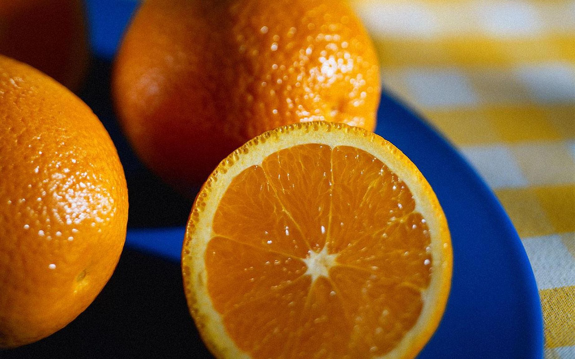 Употребление апельсинов. Апельсины. Оранжевый апельсин. Апельсин фрукт.