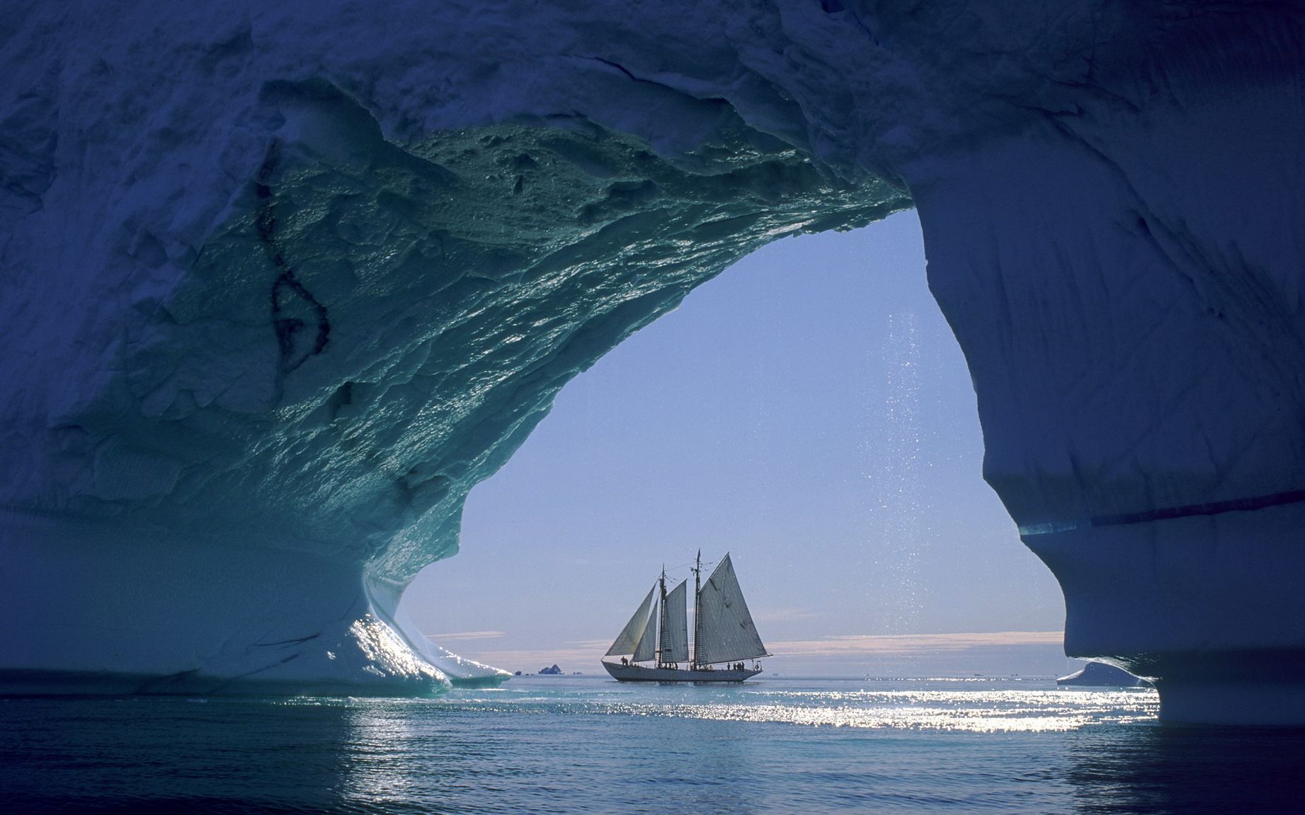 Видео океана лучшее. Фредерик Черч айсберги. Ледяная арка в Гренландии. Парусник Айсберг Гренландия. Парусник в море.