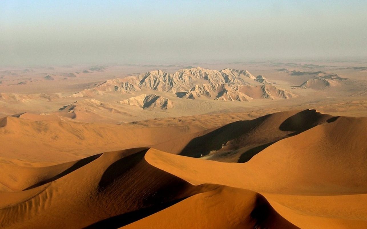 Самая сухая пустыня в африке. Пустыня Каракум Оазис. Пустыня Намиб. Намиб пустыни Африки. Пустыни и полупустыни Африки.