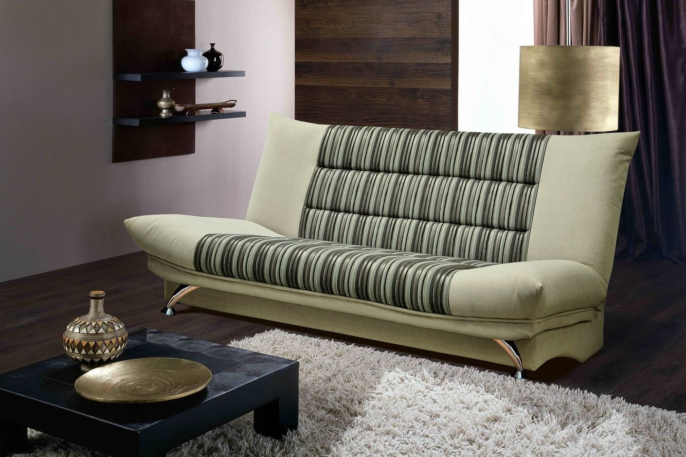 Сиреневый диван с желтыми подушками