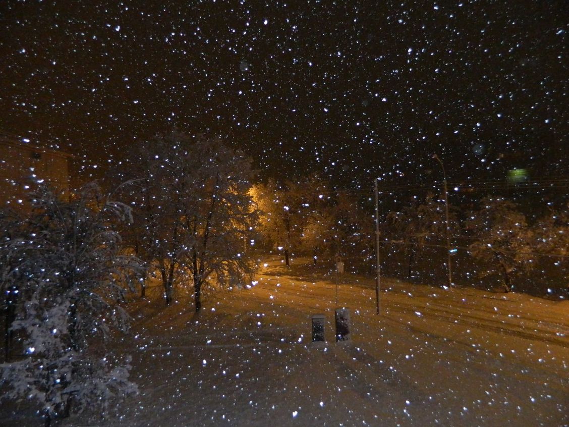 Красивый снег идет. Зима ночь. Зима снегопад. Снег идет. Снегопад ночью.
