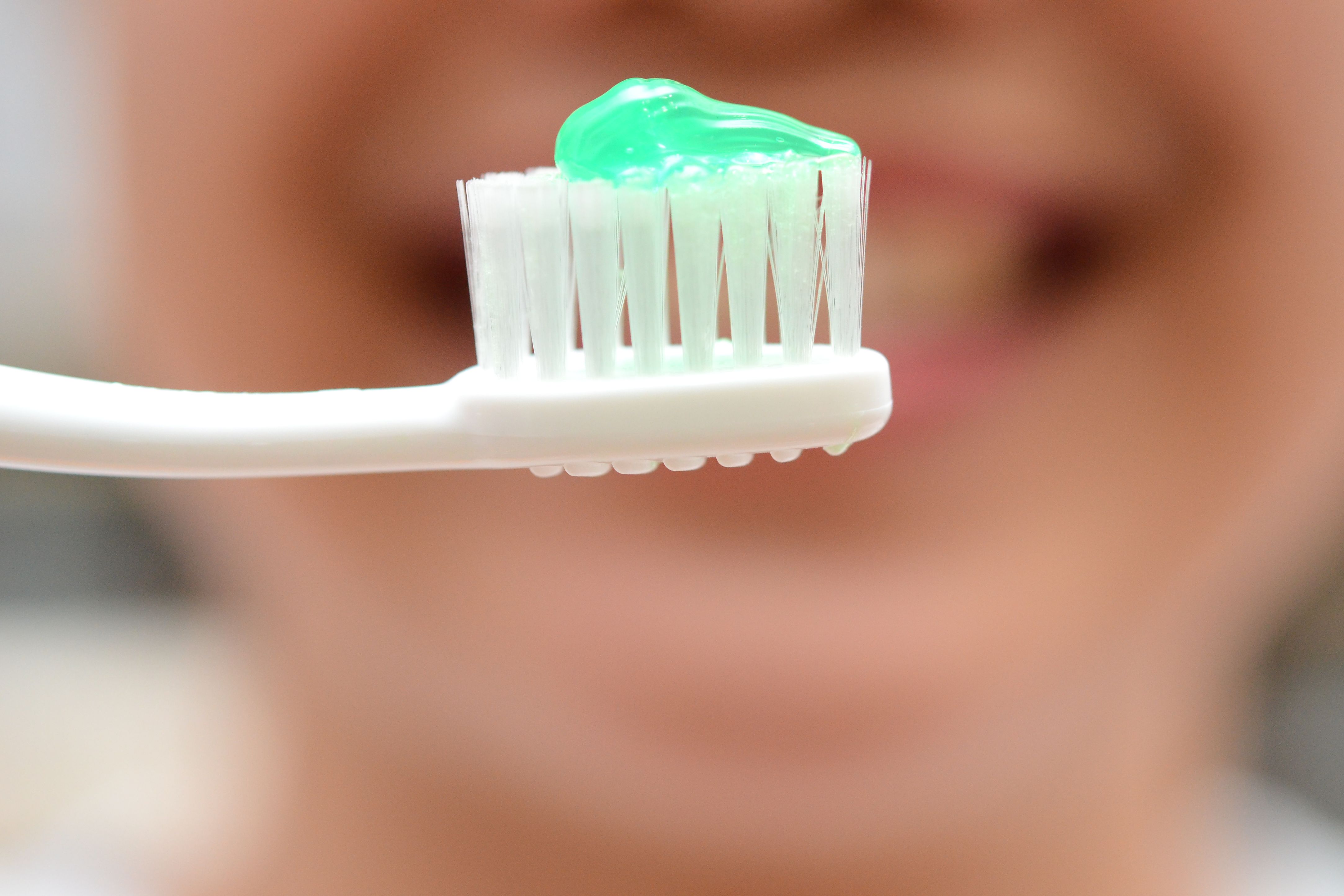 Смолу использовали для чистки зубов. Зубная паста и щетка. Прозрачная зубная щетка. Зубная щетка с белой пастой. Зубная щетка для инвалидов.