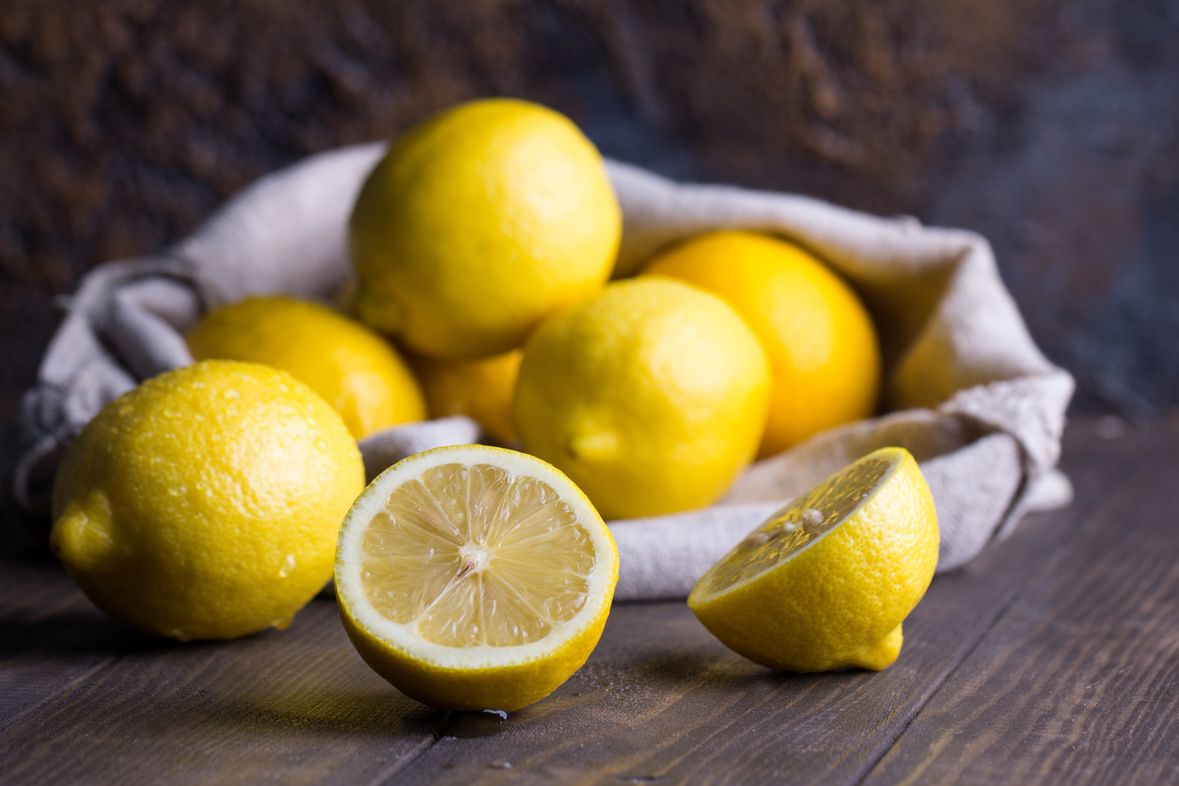 Перестаньте в это верить: эксперты развенчали главные мифы о пользе лимона