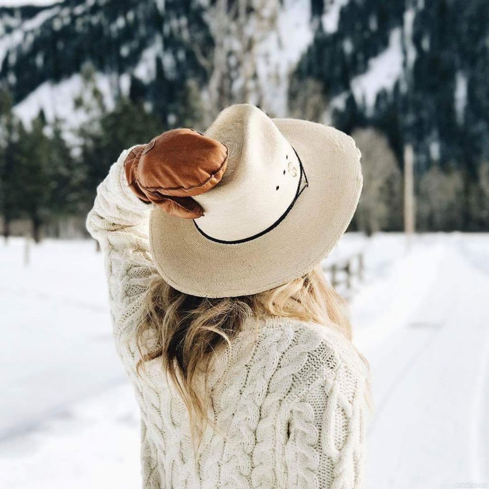 Девушка в шляпке зимой