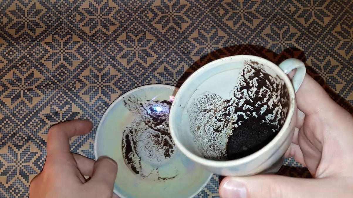 Картинки гадания на кофейной гуще. Таро кофейная Гуща. Гадалка на кофейной гуще. Чашка с кофейной гущей. Магия кофейной гущи.