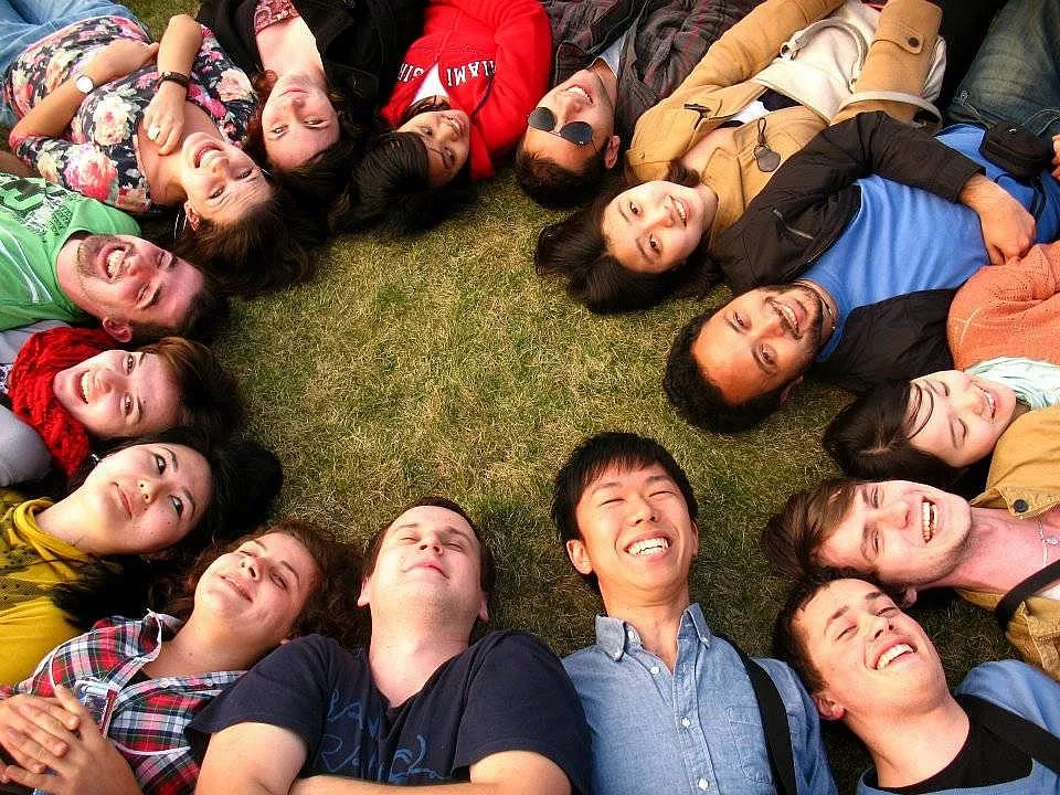 Международные организации студентов. Фотосессия группой студентов. Веселые студенты. С днем студента. Веселая Студенческая жизнь.