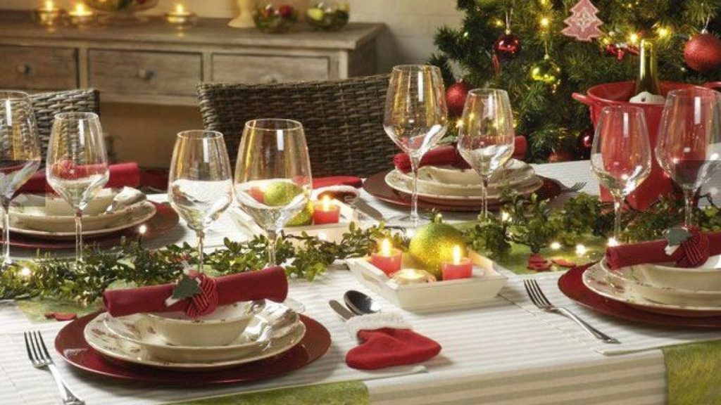 Красиво сервировать стол на новый год. Красивая сервировка новогоднего стола. Накрытый новогодний стол. Красиво сервированный стол.